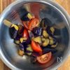 豆板醤でパパッと和えるだけ！なすとトマトのピリ辛中華和えの工程2