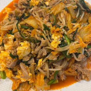 たかろの作ってみた!投稿(【豚ニラ玉の旨辛キムチ炒め】ご飯が進む！やみつきピリ辛おかず)