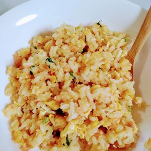 ゆみの作ってみた!投稿(新しい器で食べる「簡単鮭フレーク焼き飯」)