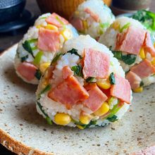 ベーコン、ほうれん草、コーンでごちそうおにぎり