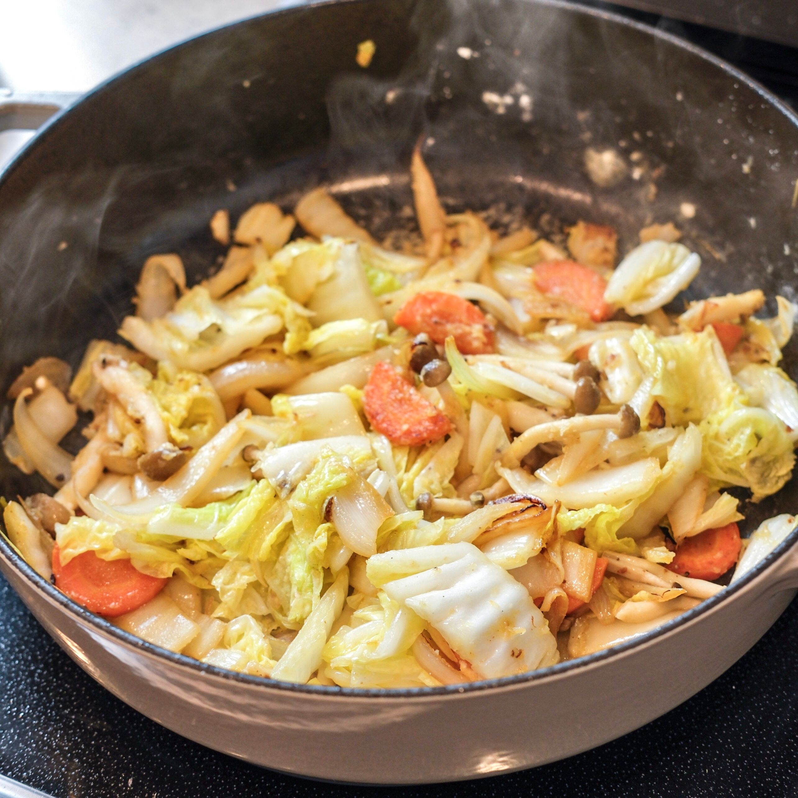 野菜を加えて炒める