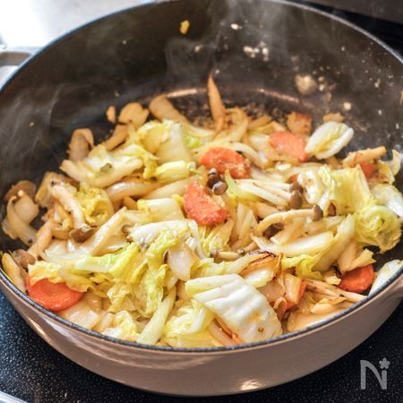 野菜を加えて炒める