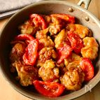 ワンパン10分！【鶏もも肉とトマトのオイスターソース炒め】