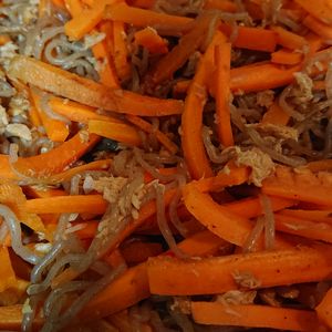 下つ弓張りの作ってみた!投稿(ヘルシー美味・砂糖不使用♡糸こんとにんじんのツナ入りキンピラ)