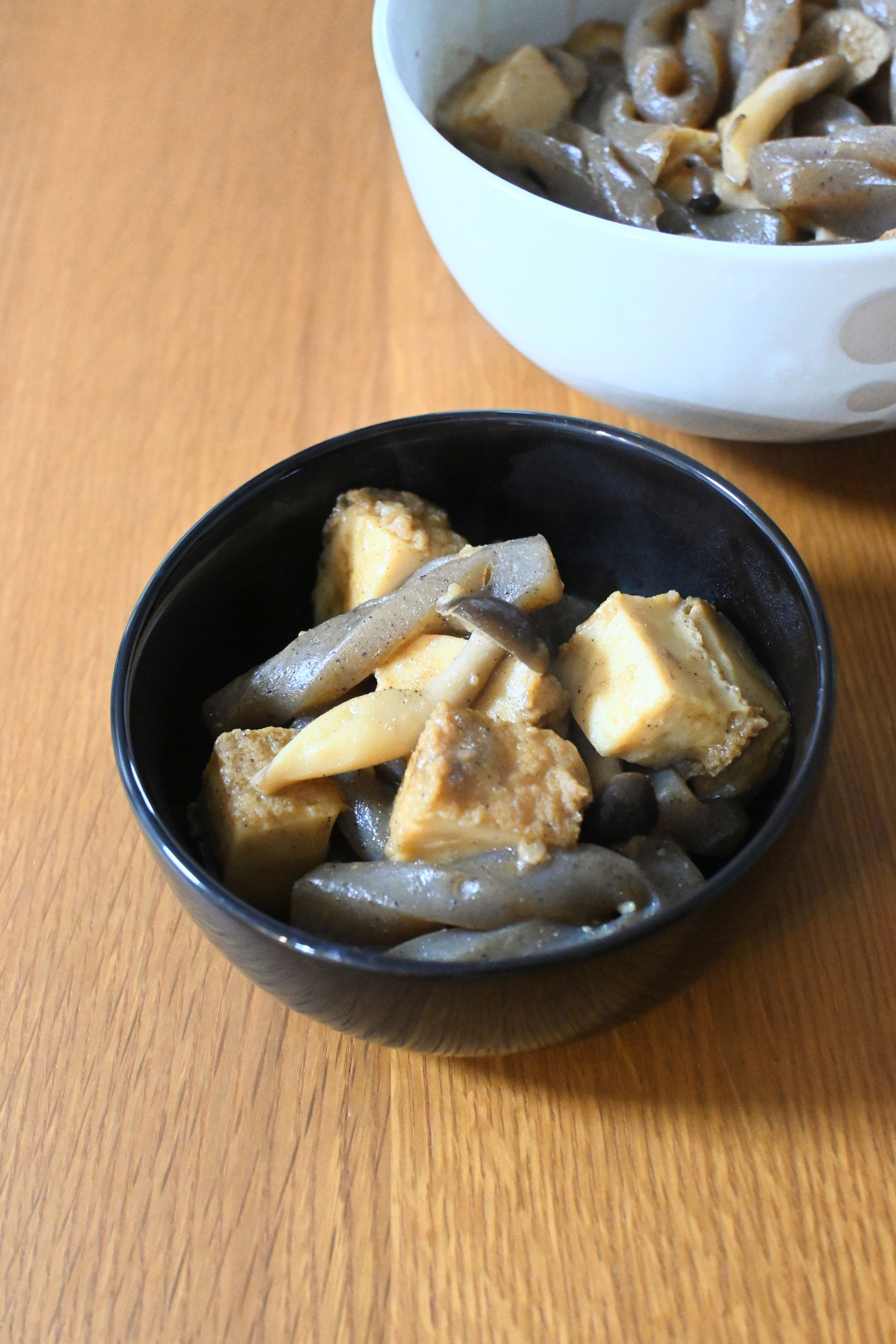 手軽に栄養補給！煮干し粉で厚揚げとこんにゃくの煮物 | レシピサイトNadia