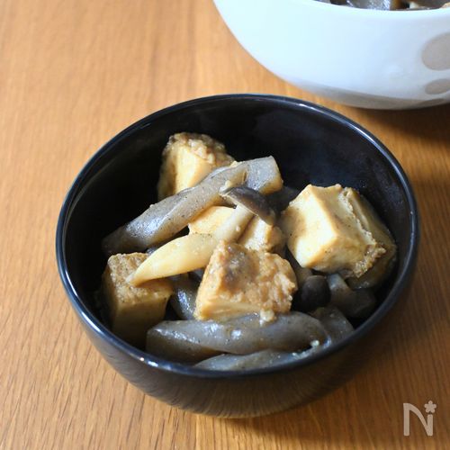 手軽に栄養補給!煮干し粉で厚揚げとこんにゃくの煮物
