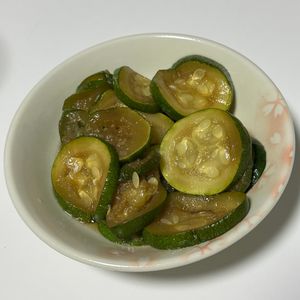 しんやの作ってみた!投稿(【ズッキーニのめんつゆごま油漬け】材料3つ！作り置き♪)