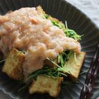 こんがり厚揚げと豆苗の鮭おろしあんかけ。