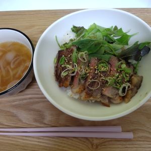 みふりーもの作ってみた!投稿(米一粒まで愛おしい！にんにく香る甘辛バター醬油の牛ステーキ丼)