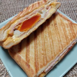 よっこの作ってみた!投稿(たまごとハムとチーズのホットサンド)