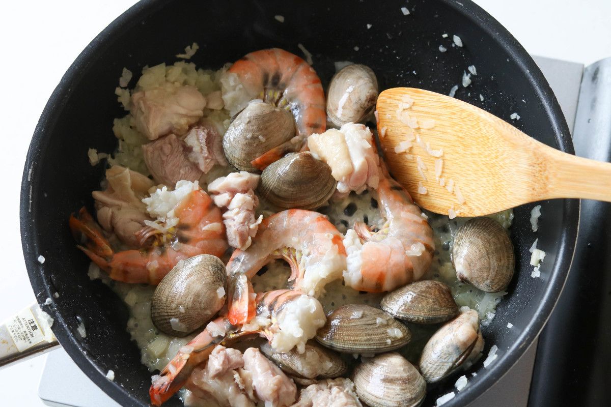 フライパンで簡単！【パエリア】基本のレシピ | レシピサイトNadia