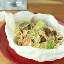 クッキングシートでかんたん！鮭ときのこの包み焼きそば