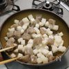 【我が家自慢のごはん泥棒】豚ひき肉と大根こんにゃくの甘辛煮の工程1