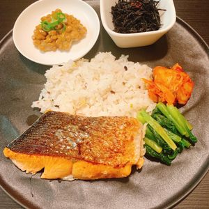 りんの作ってみた!投稿(塩ざけと発酵おかずの盛り合わせプレート)