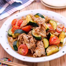 【豚バラズッキーニの旨塩にんにく炒め】カリじゅわ♪夏味おかず