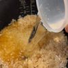 【コクうま炊き込みガーリックライス】炊飯器で簡単の工程1