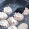 【包丁なしで絶品！】ふわふわ鶏団子のもやしみそ鍋の工程4