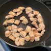 焼いてからめるだけ♡ご飯がすすむ「ひとくちゴマまみれチキン」の工程2