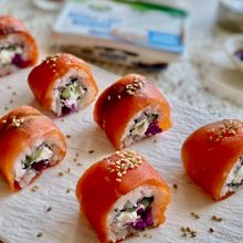スモークサーモンとクリームチーズの一口巻き寿司