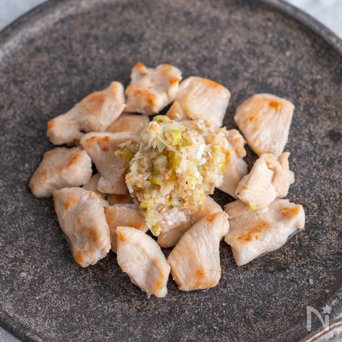 【焼き鶏むね肉のおろしねぎ塩だれ】あとを引く♪