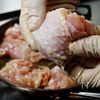 袋で揉むだけ。超シンプルなのにウマい『ウマ塩チキン』の工程3