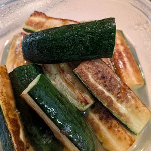 たぐともの作ってみた!投稿(焼いて漬けるだけ【やみつきズッキーニ】)