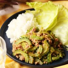 レタスを巻いて食べるゴーヤの肉味噌