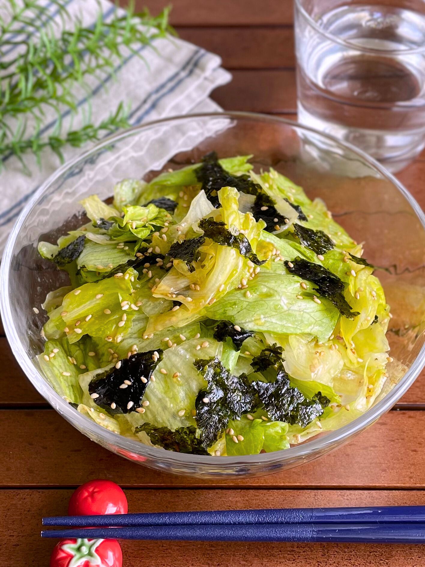 ちぎって振るだけ♪3分あれば作れる「レタスのチョレギサラダ」の