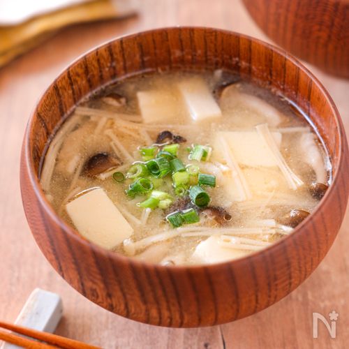 【豆腐ときのこのお味噌汁】ごま油で炒めたきのこで風味UP!
