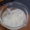 抱えて食べたい!【新玉ねぎとメンマのおつまみサラダ】の工程1