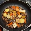 簡単おかず！新じゃがいもと厚揚げのひき肉炒め煮の工程3