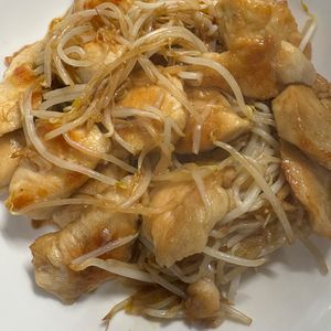 tanu🌿の作ってみた!投稿(【鶏むね肉ともやしの焼肉炒め】ご飯が進みまくる最強節約飯！)
