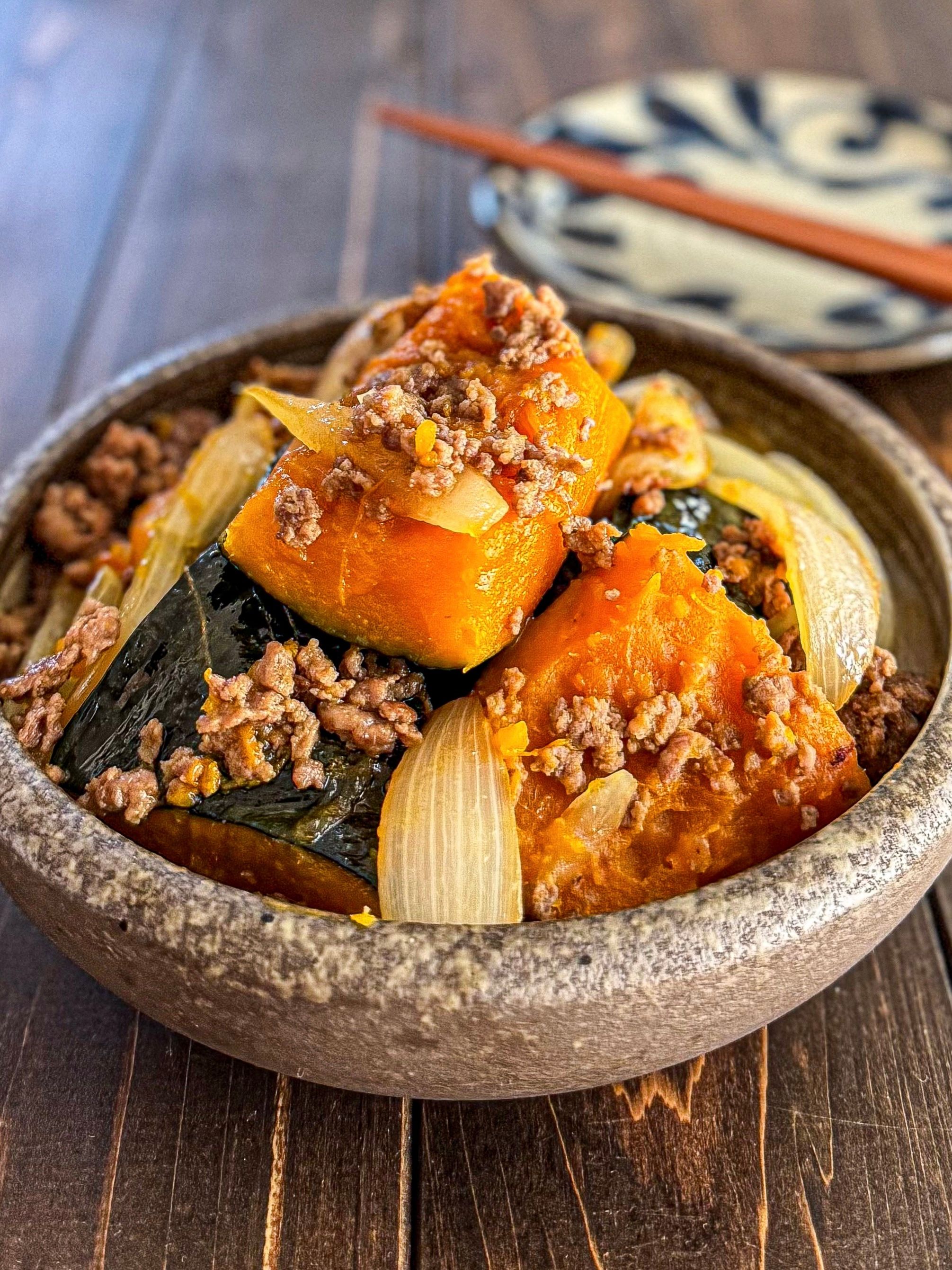 お惣菜屋さん風《かぼちゃと新玉♡こってりそぼろ煮》 | レシピサイトNadia