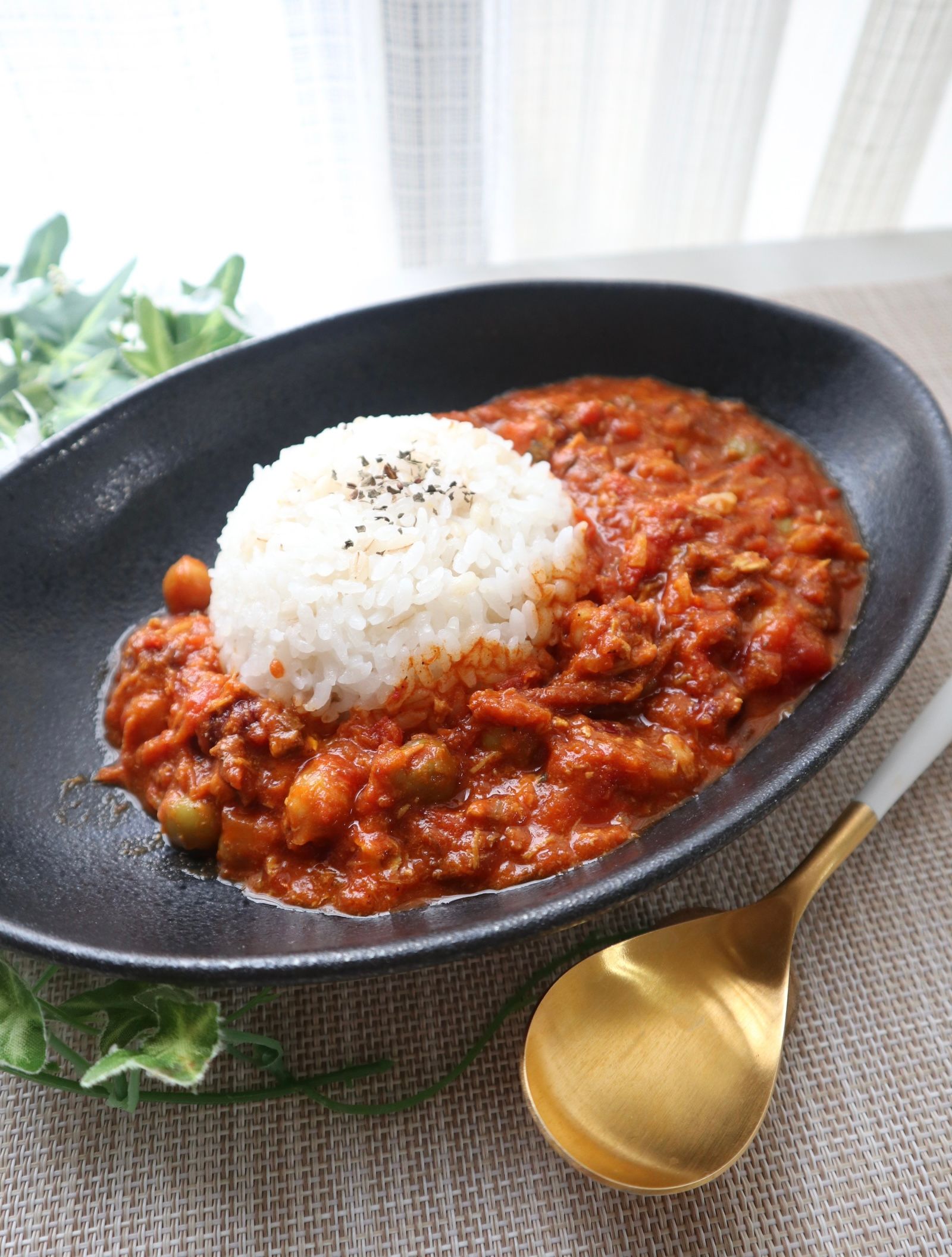 やる気ゼロでも作れる！【サバ缶無水トマトカレー】 | レシピサイトNadia