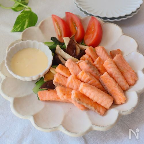 刺身用で簡単!サーモンスティックレモン味噌マヨ添え