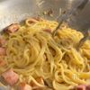 【全卵と牛乳で】本気の濃厚ワンパンカルボナーラの工程3