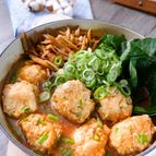 ＼ヘルシー豆腐肉団子／ごぼうと小松菜・肉団子の生姜味噌鍋