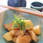 鶏もも肉とジャガイモのバタポン炒め