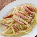 【シャキ旨】ウインナーとじゃがいもの細切りにんにく炒め