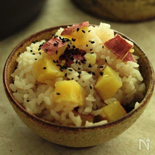 白だしで味つけ。皮つきさつまいものご飯