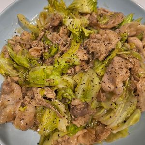 はるおの作ってみた!投稿(豚バラレタスの旨レモンマヨ炒め)