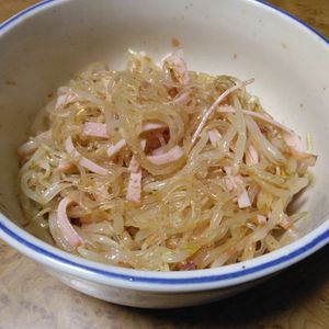 ももの作ってみた!投稿(同時茹で！おかか香るもやしとハムの春雨の中華風)