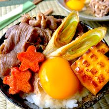 フライパンで作る即席すき焼き♡ごはんにのっけてすき焼き丼