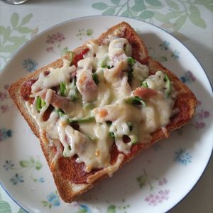 KUMIKOの作ってみた!投稿(【食パンで♪】簡単カレーチーズピザ)