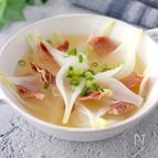 【新玉ねぎの花咲く出汁スープ】