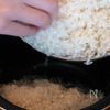 さっぱり美味しい♪梅と昆布の炊き込みご飯の下準備