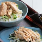 作り置きで便利♪レンジ蒸し鶏胸肉のごまポンマリネ