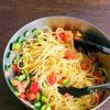 うどんスープで作れちゃう！トマトときゅうりの冷製レモンパスタの工程3