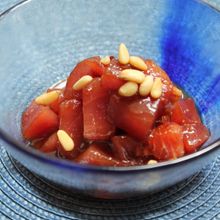 女子の味方!まぐろと松の実の漬けユッケ風