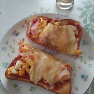 KUMIKOの作ってみた!投稿(コメダ風♪【たっぷり卵のピザトースト】)